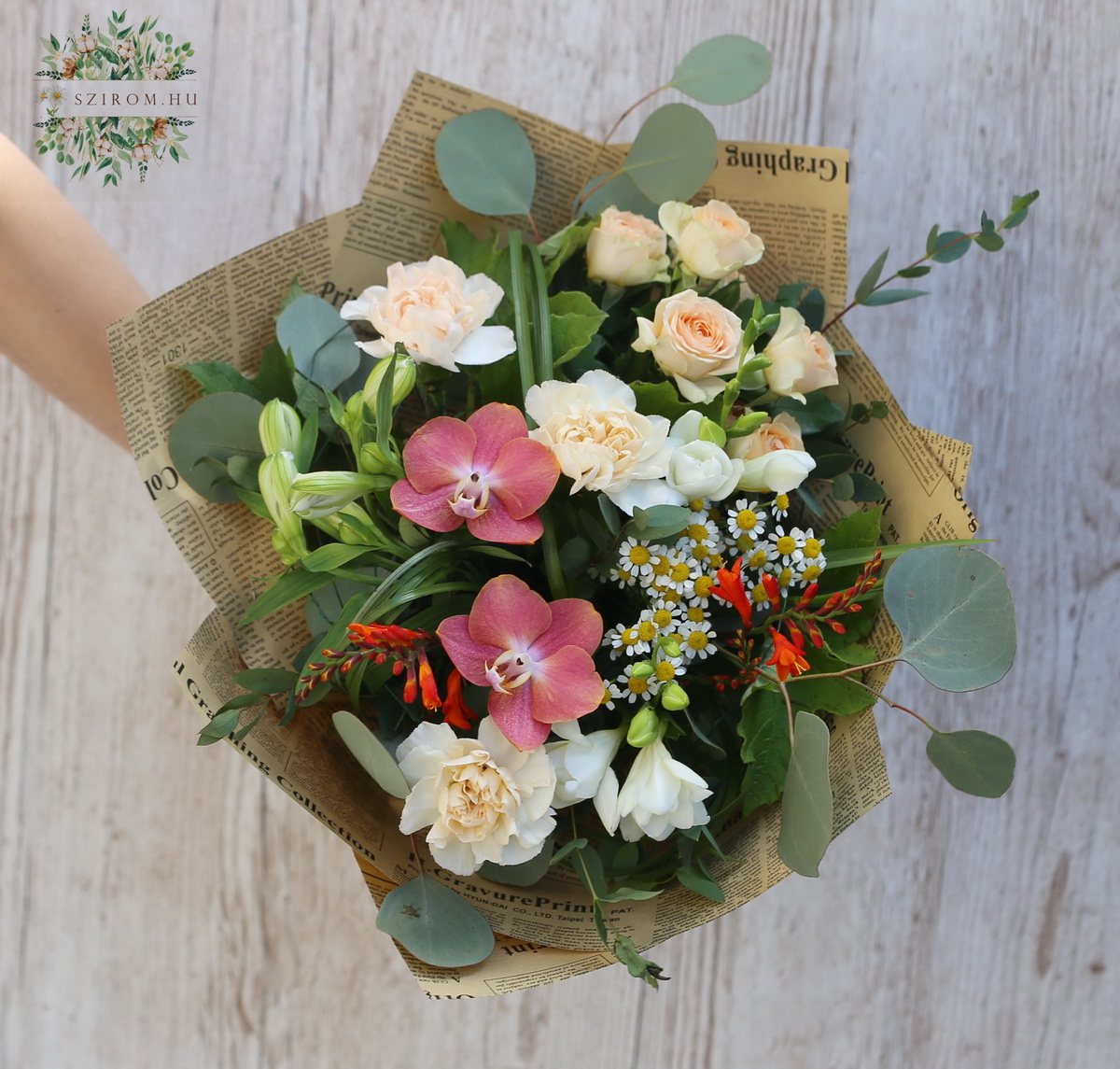 flower delivery Budapest - Small mixed bouquet with shades of peach (12 stems)