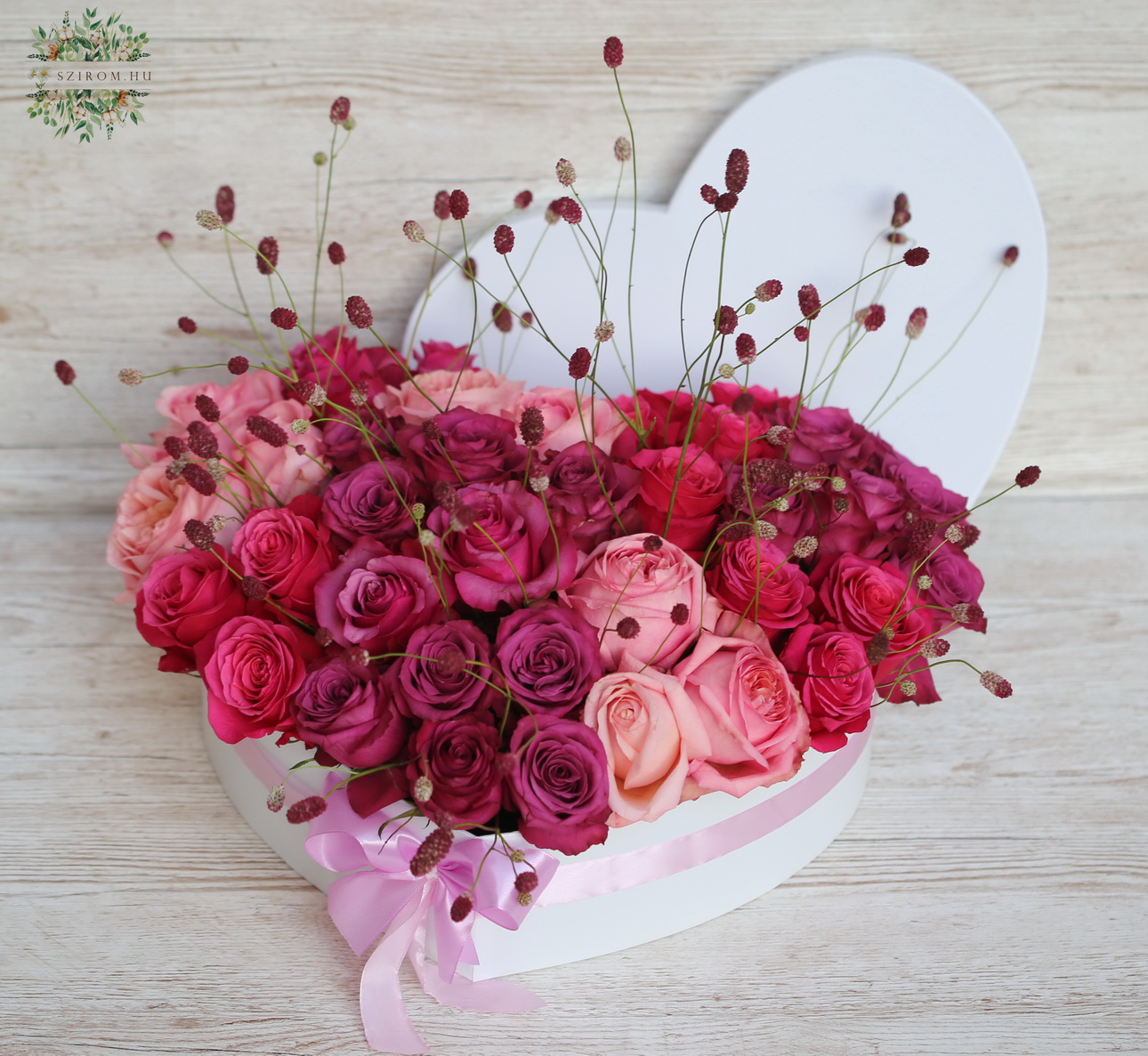 Blumenlieferung nach Budapest - Romantische Rosenbox mit 40 Rosen