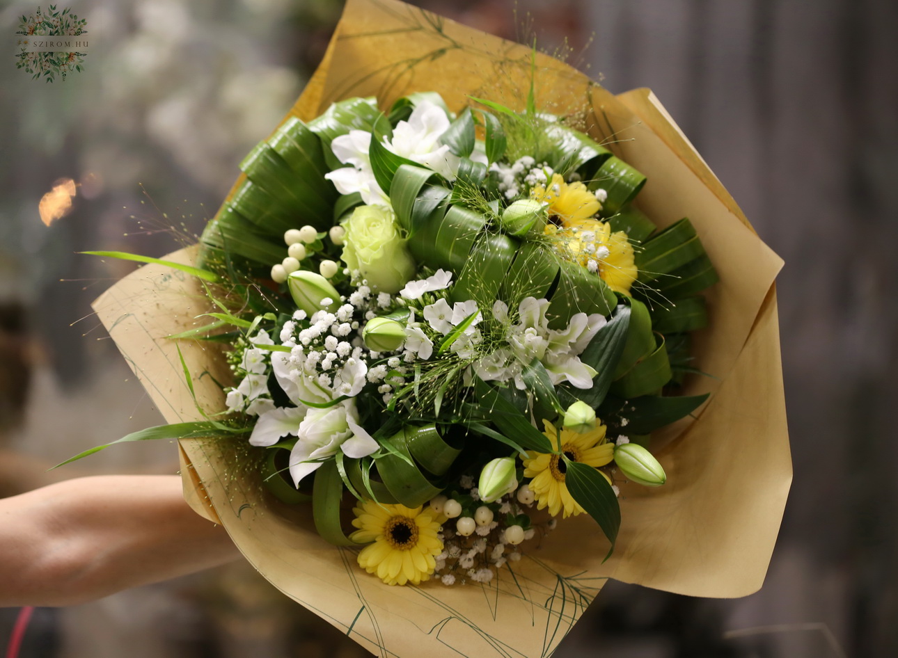 Blumenlieferung nach Budapest - Runder Strauß in Gelb und Weiß