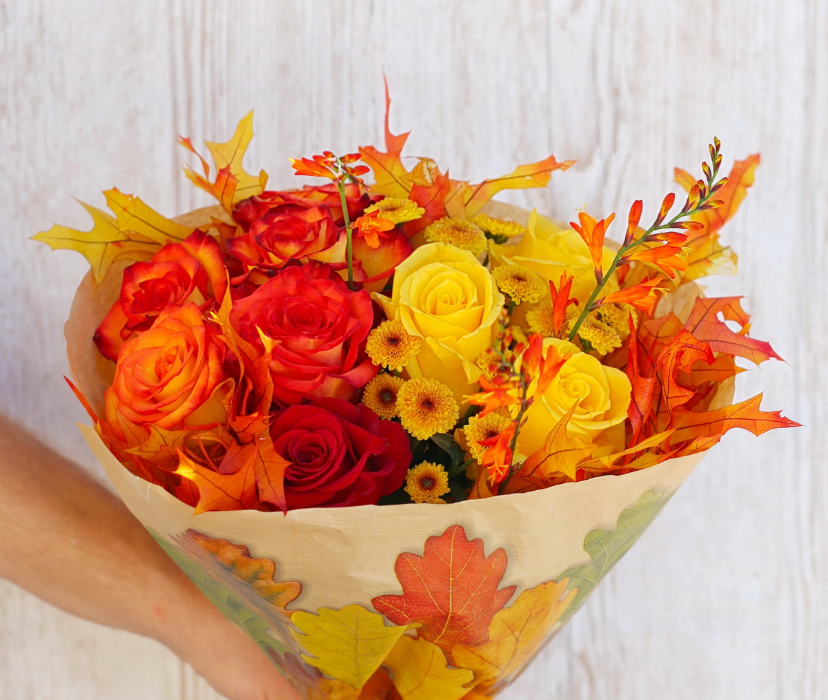 flower delivery Budapest - Autumn bouquet with orange leaves (15 stem)