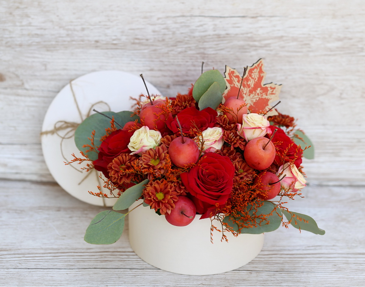 flower delivery Budapest - Autumn box with apples (10 stems)