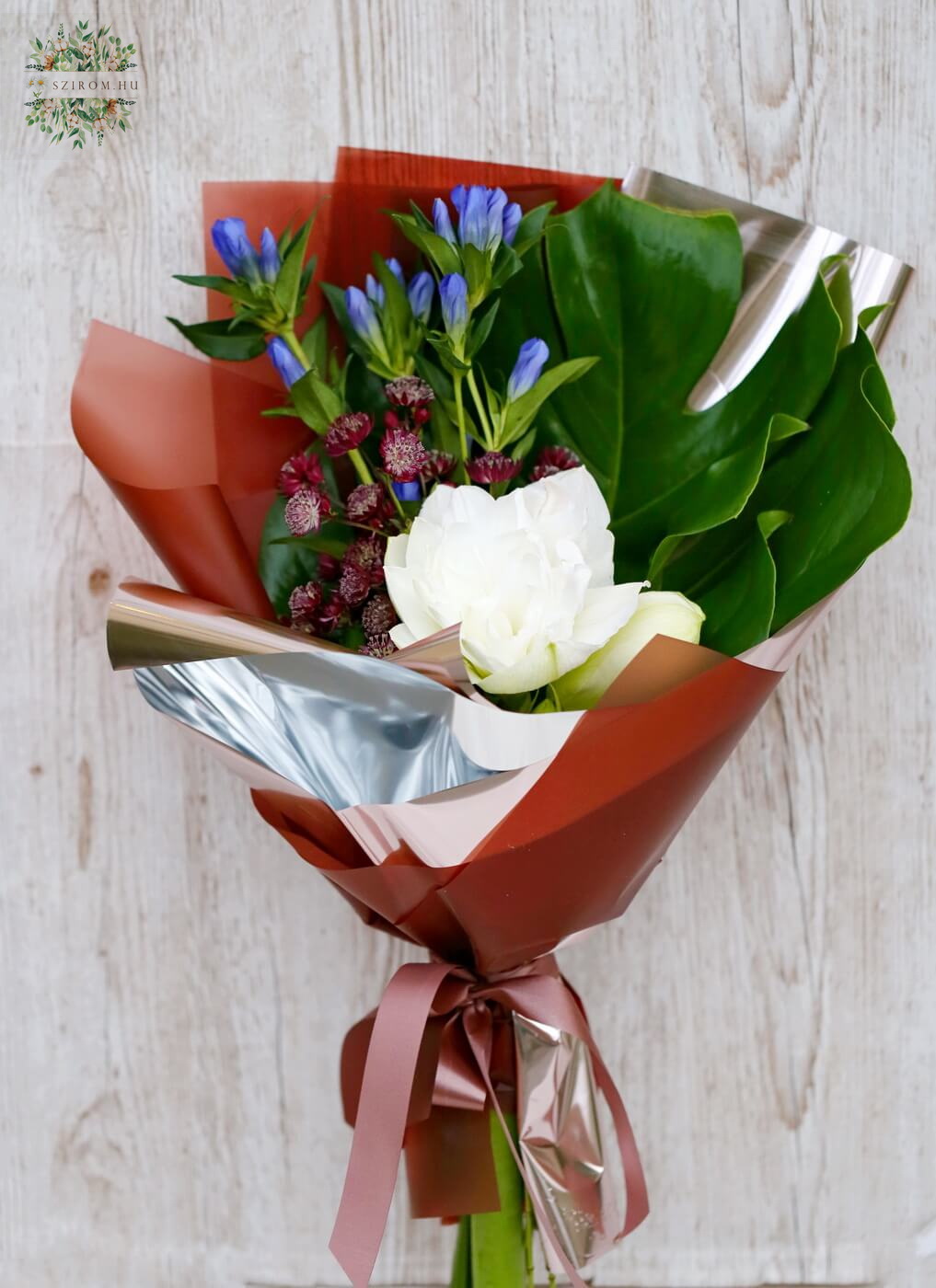 flower delivery Budapest - Amaryllis with gentiana and astrantia (8 stems)