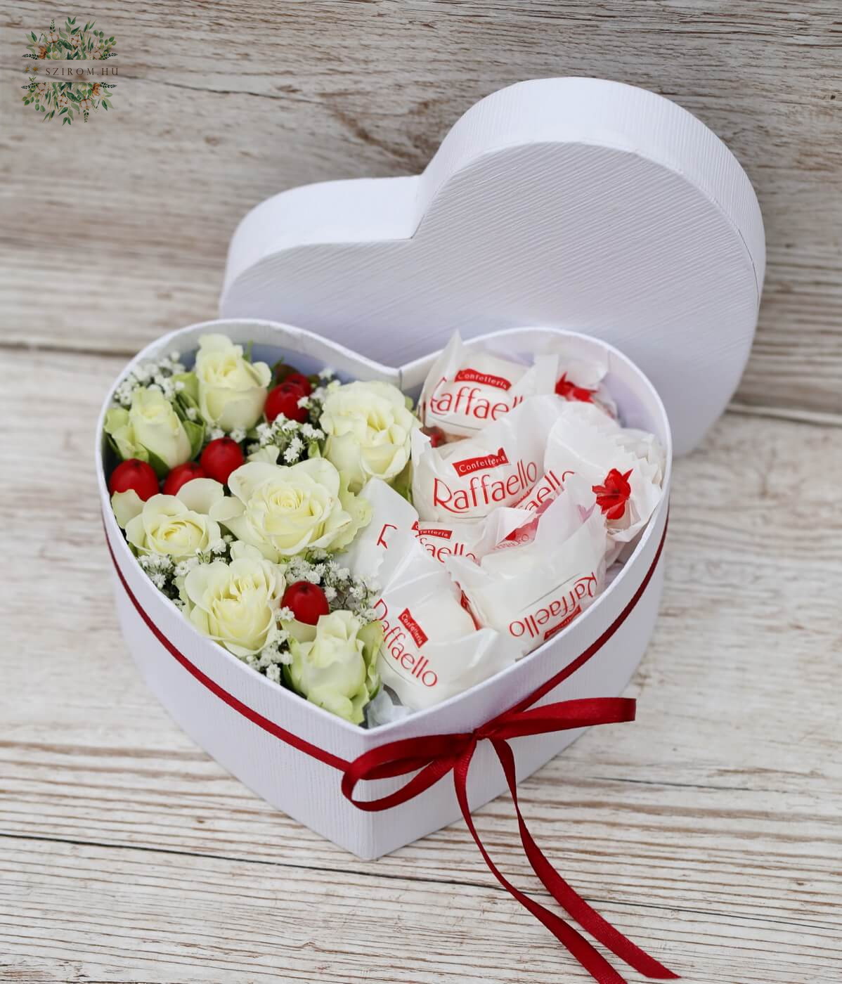 Virágküldés Budapest - Kis szív doboz raffaello csokival, mini bokros rózsával