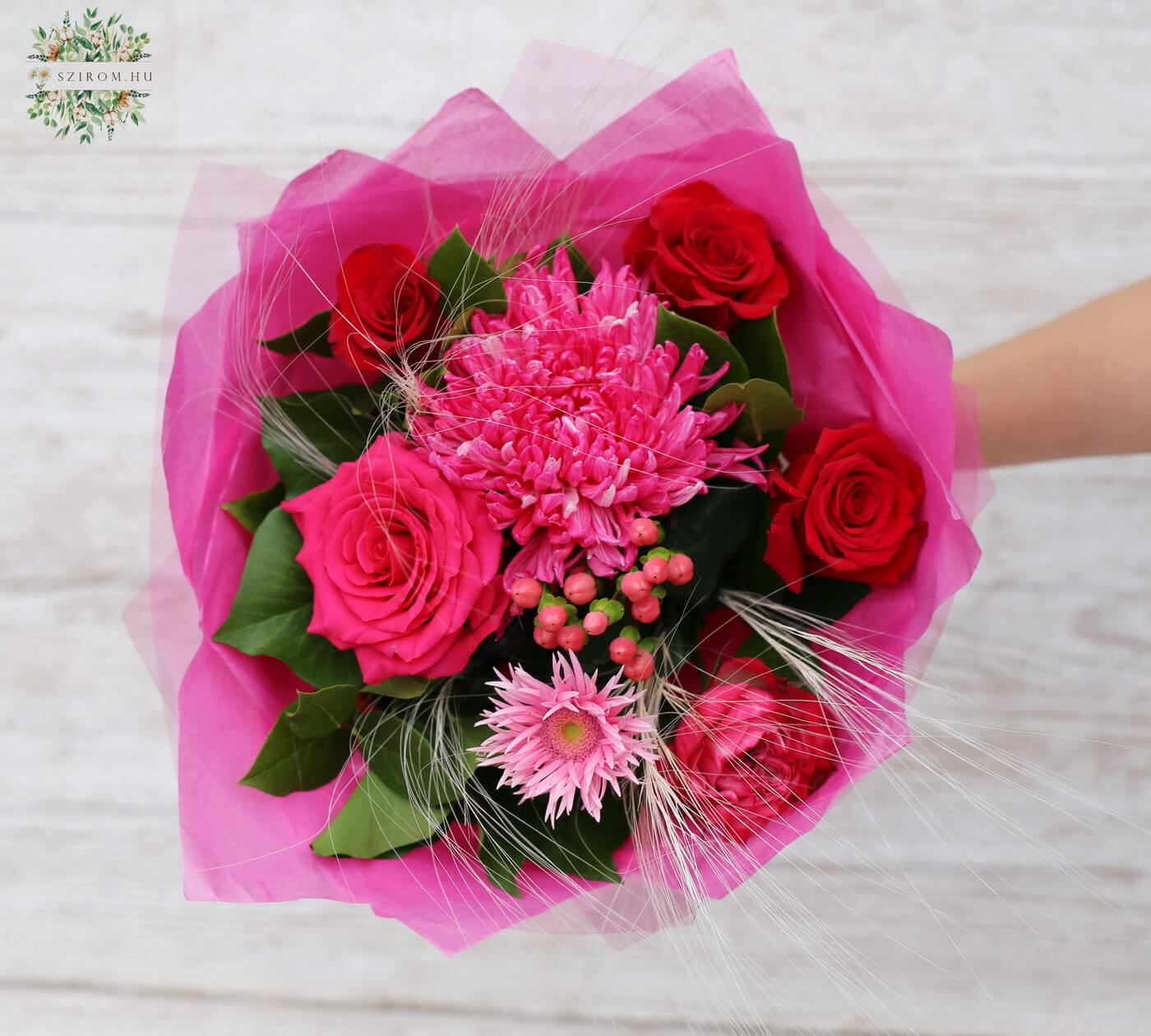 Blumenlieferung nach Budapest - runder pinkrosa Strauß mit großen Chrysanthem