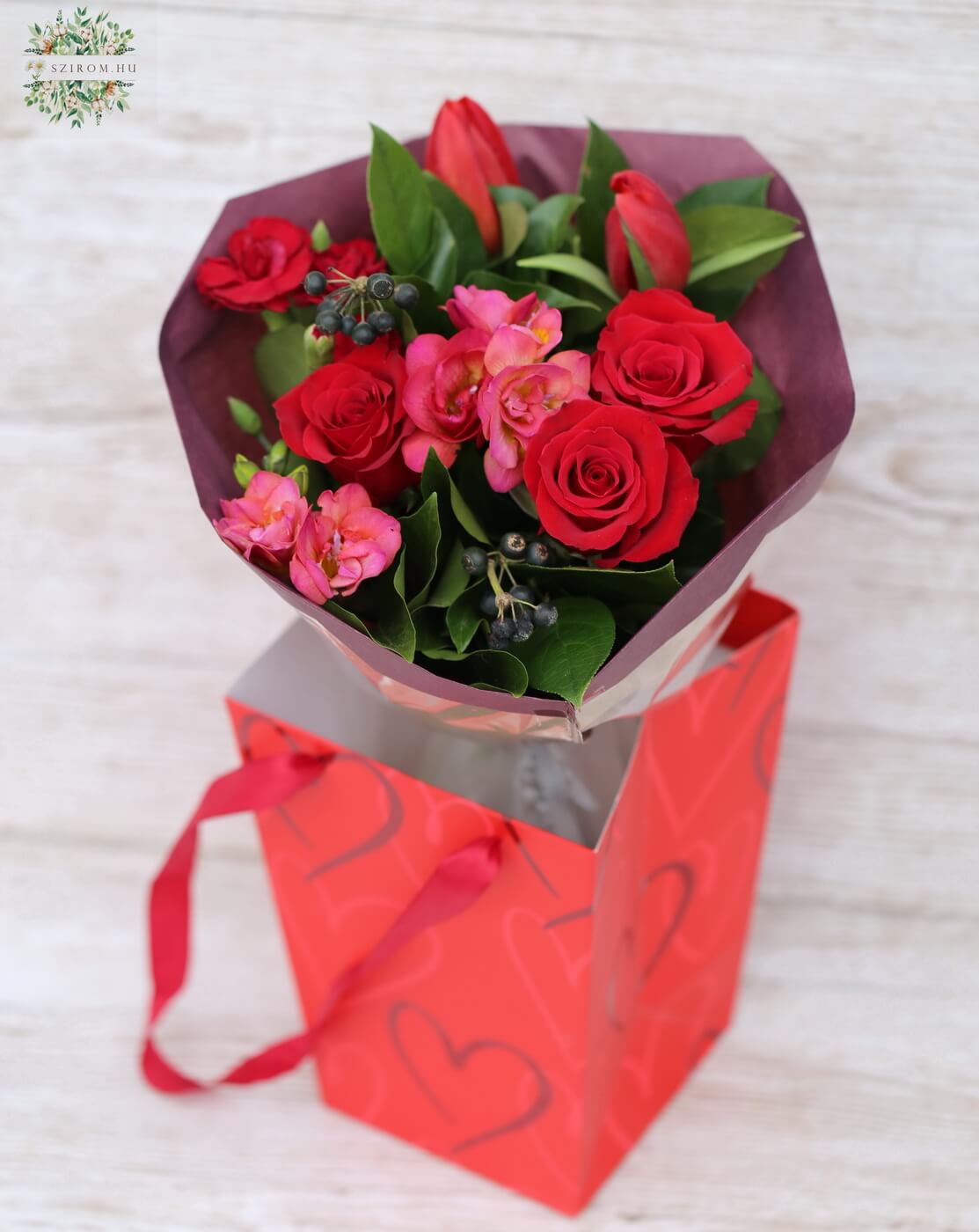 Blumenlieferung nach Budapest - Kleiner runder Strauß mit roten Rosen, Tulpen, Freesien (8 Stiele) im Aquapack-Beutel