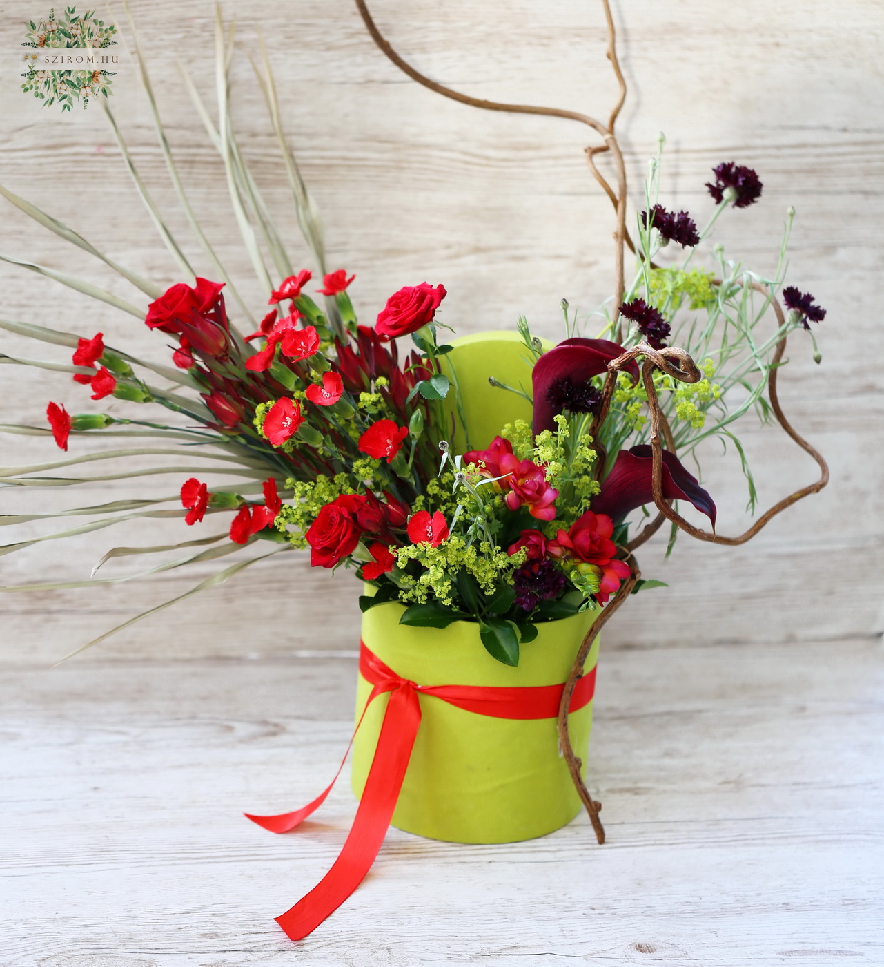Virágküldés Budapest - Üde zöld félhold doboz vörös bokros rózsával, kálával és dianthus solomioval 
