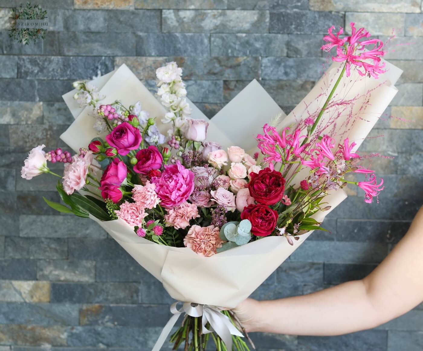 Blumenlieferung nach Budapest - Halbmondstrauß mit kleinen Blumen und englischen Rosen (30 Stiele)