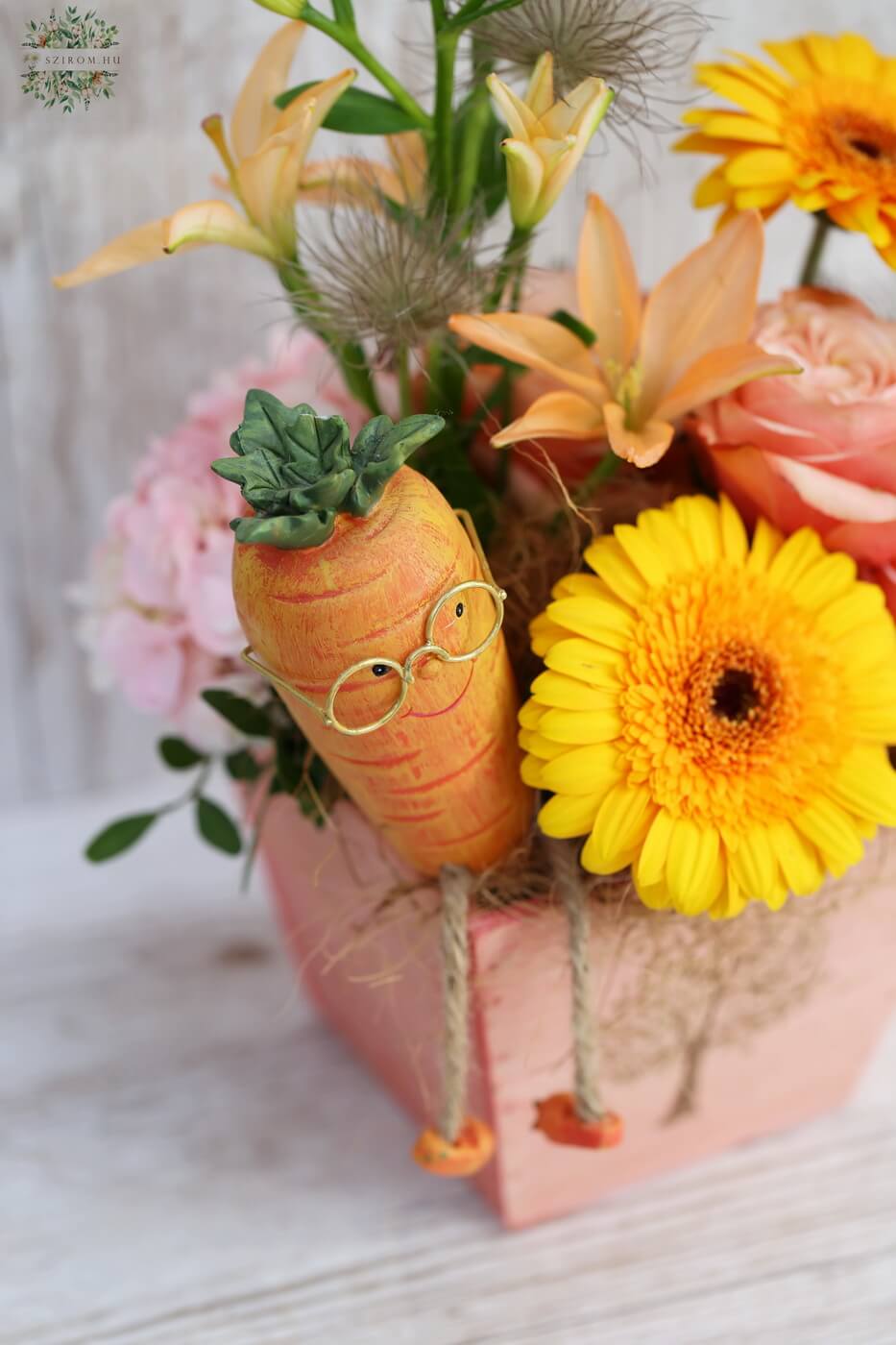 flower delivery Budapest - Summer wooden box with the colors of the carrot