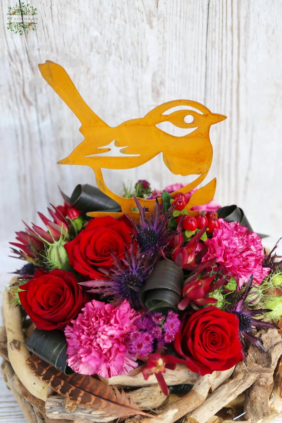 flower delivery Budapest - Bird wooden basket with romantic colors