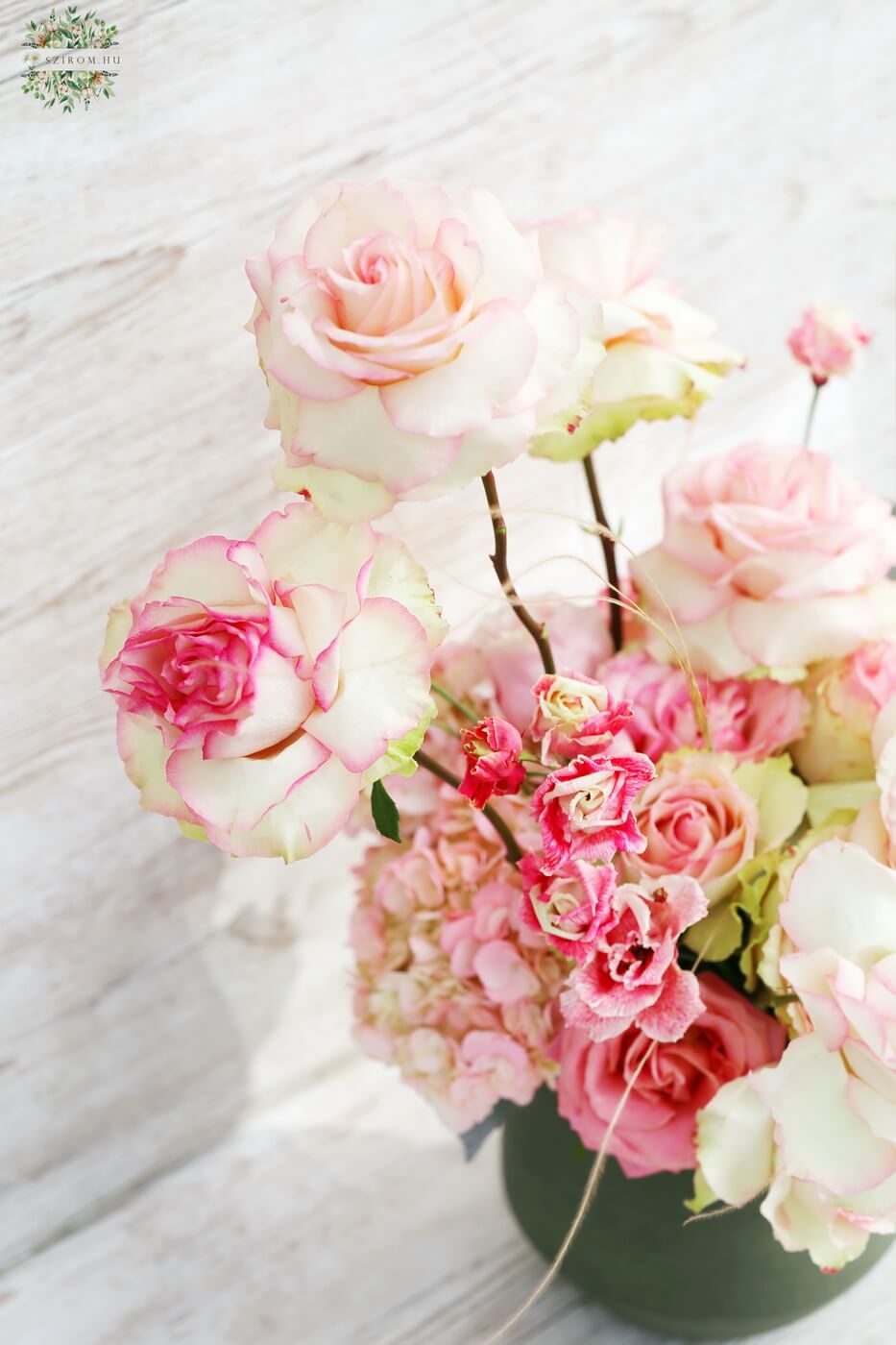 Blumenlieferung nach Budapest - Rosa Flaum, mit zurückgebogenen Rosen, Eustomas (29 Stiele)