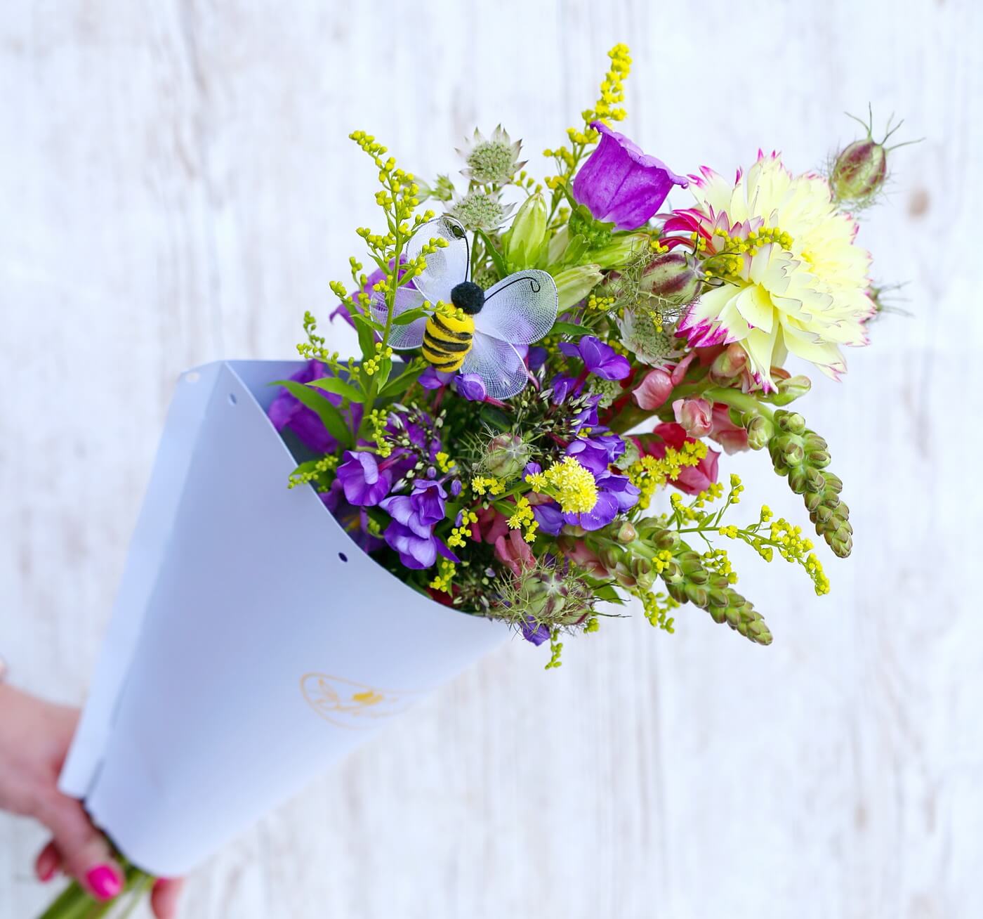 Blumenlieferung nach Budapest - Wiesenblumen in Papiertüte, mit Biene (13 Stiele)