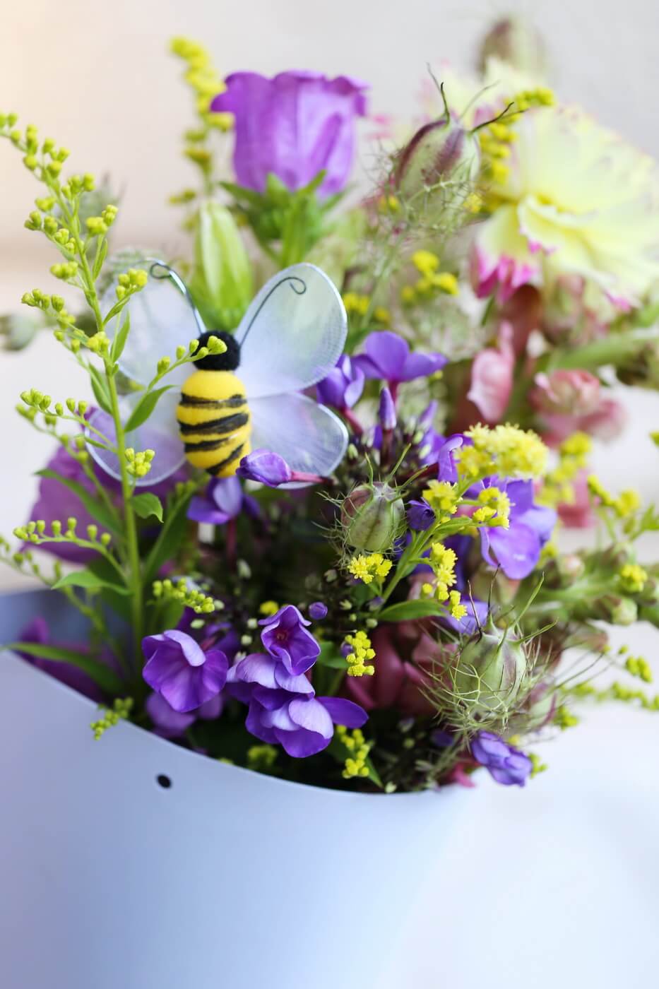 Blumenlieferung nach Budapest - Wiesenblumen in Papiertüte, mit Biene (13 Stiele)