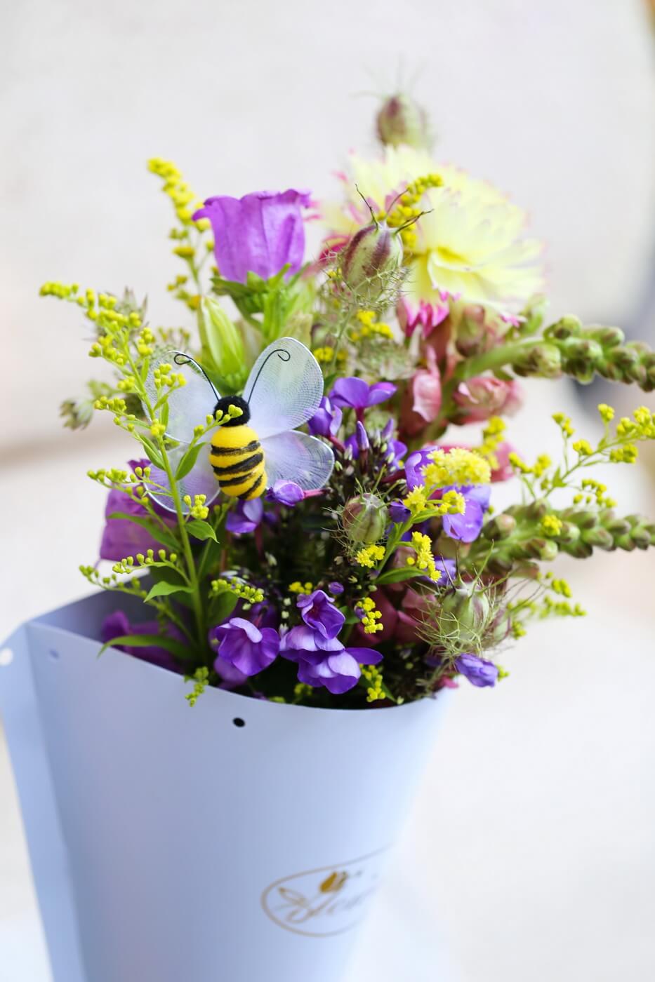 Blumenlieferung nach Budapest - Wiesenblumen in Papiertüte, mit Biene (13 Stiele)