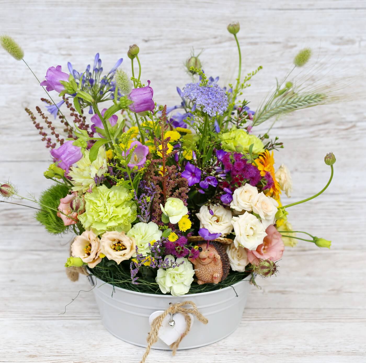 Blumenlieferung nach Budapest - Große Zinkschale mit Sommerwiesenblumen, Igelfigur (29 Stiele)