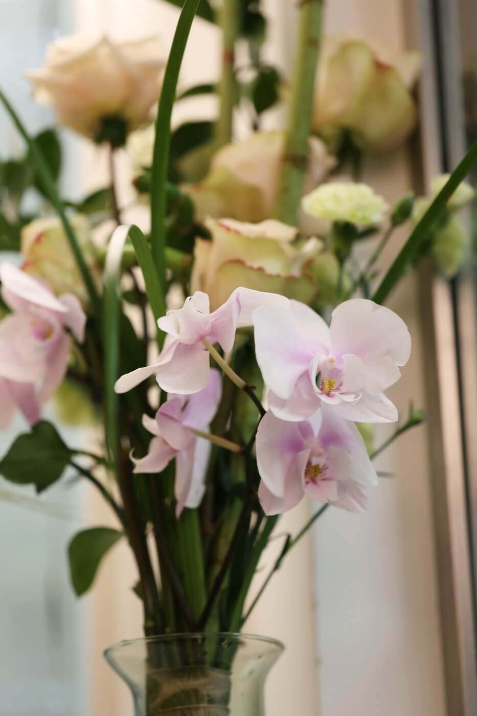 Blumenlieferung nach Budapest - Orientalischer Rosenstrauß mit Orchideenstiel, Vase