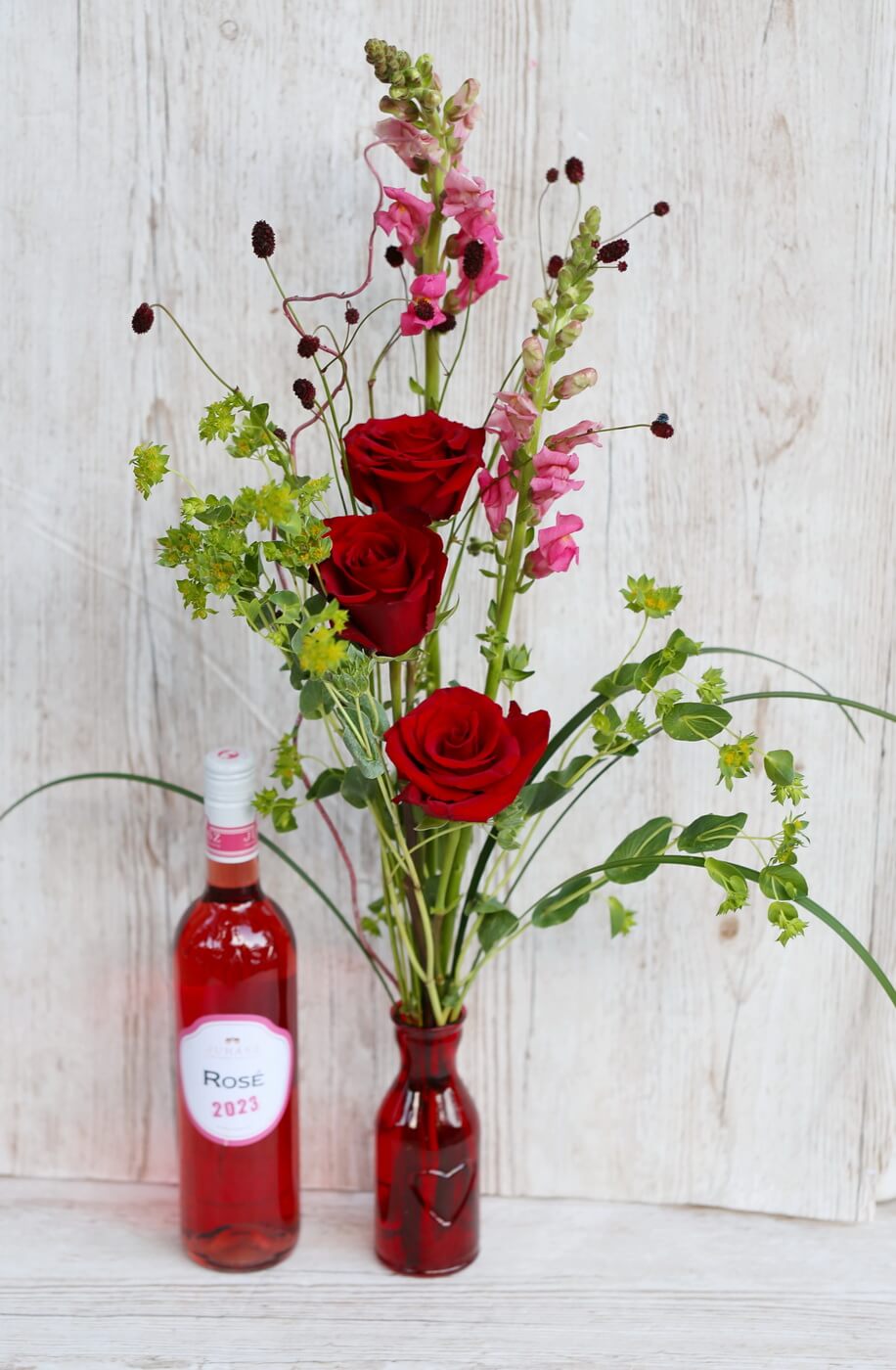 Blumenlieferung nach Budapest - Roter Rosenstrauß in Vase, mit Rozé-Wein