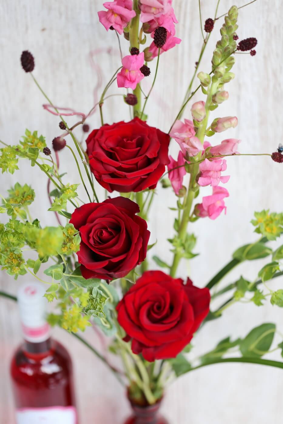 Blumenlieferung nach Budapest - Roter Rosenstrauß in Vase, mit Rozé-Wein