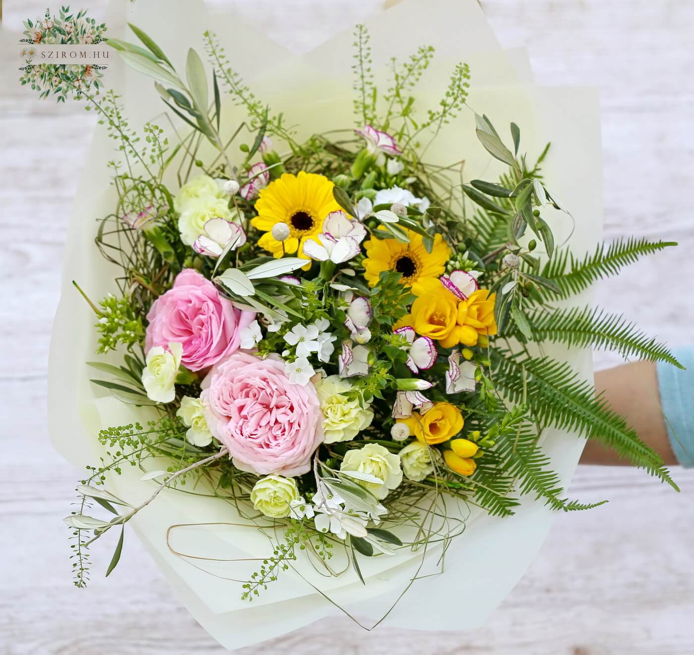 flower delivery Budapest - Round bouquet with grassy bouquet holder, with soft colors (18 stems)