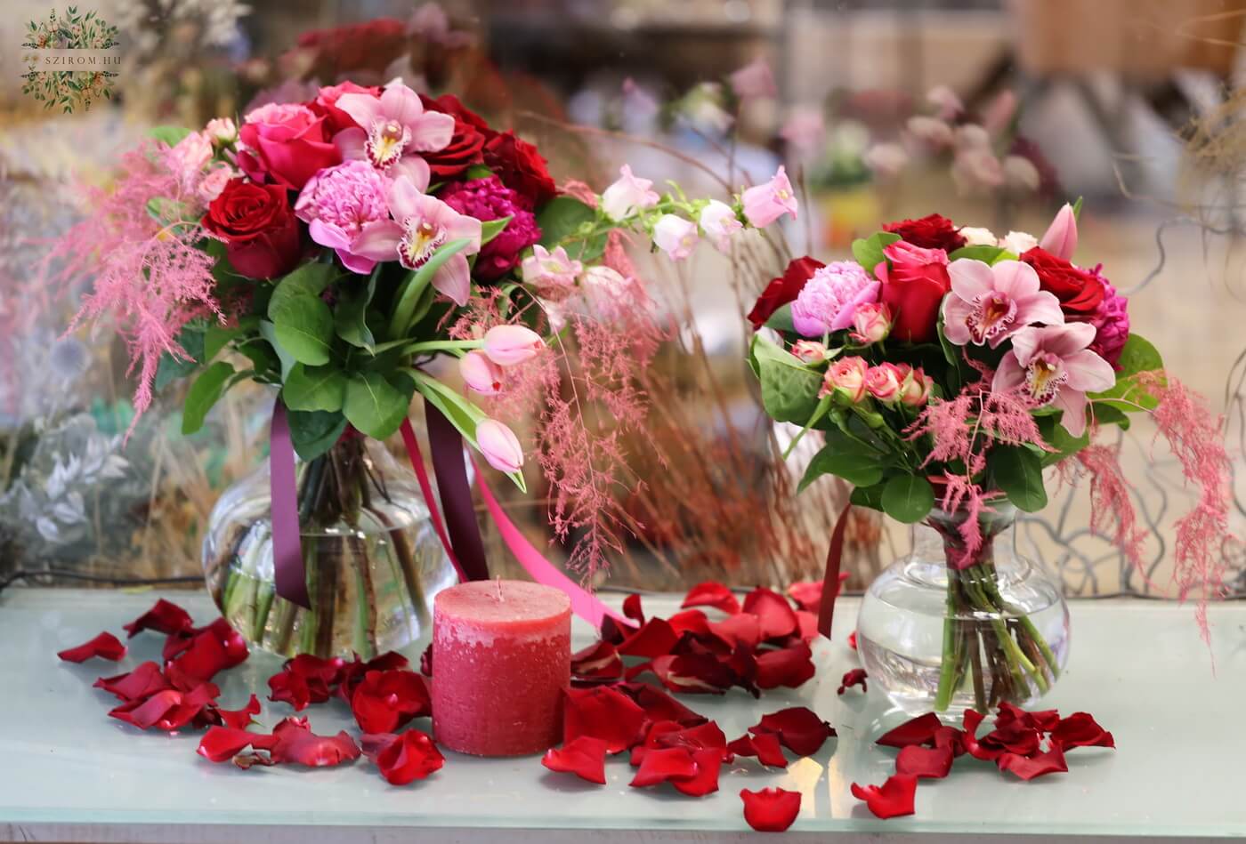 flower delivery Budapest - Romantic package, with 2 vase compositions, petals, candle, balloons