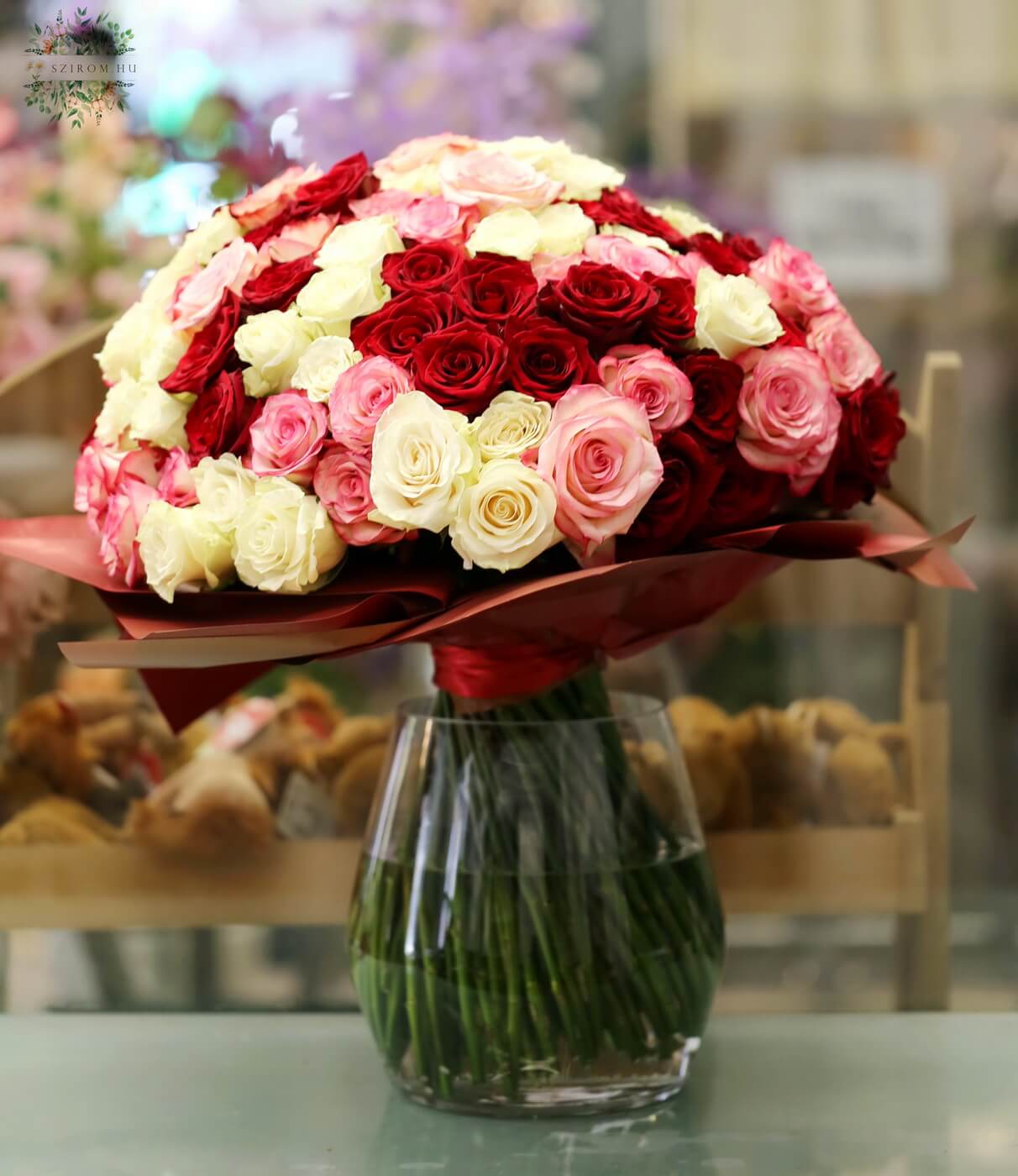 Blumenlieferung nach Budapest - 120 Rosen im Strauß (rot, weiß, zweifarbig)