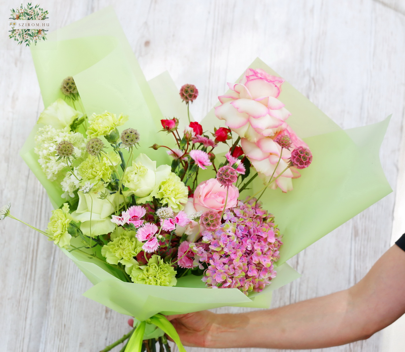 Blumenlieferung nach Budapest - Grün-rosa Halbmondstrauß