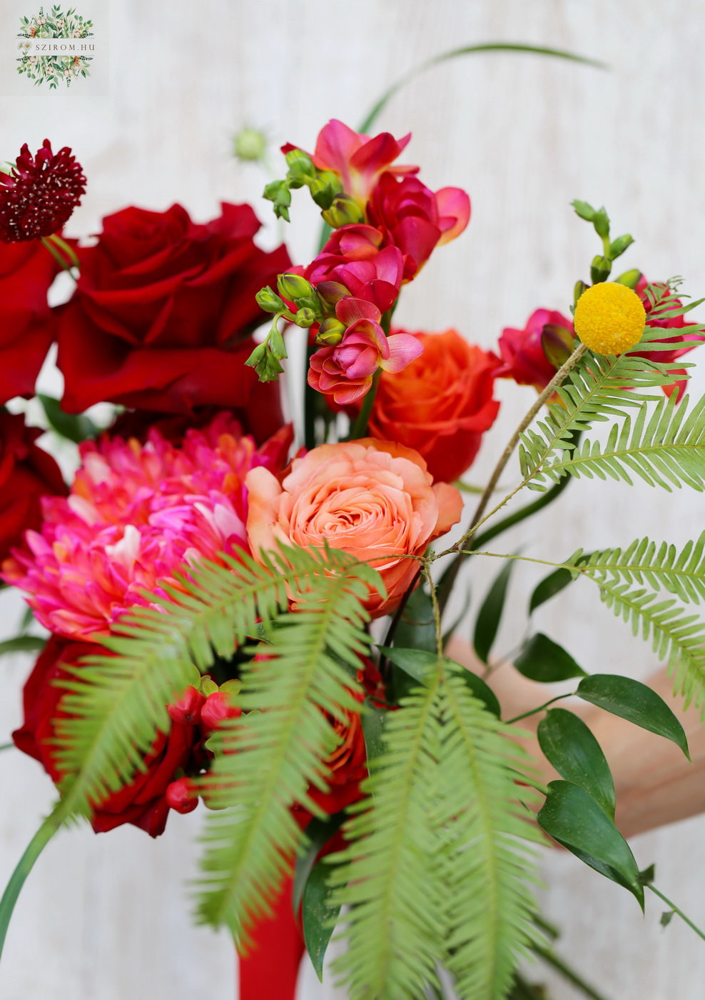 Blumenlieferung nach Budapest - Luftiger roter Rosenbrautstrauß mit roten Rosen