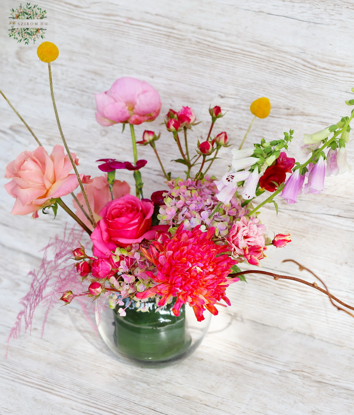 flower delivery Budapest - Airy centerpiece with seasonal flowers in glass ball (pink, red , peach)