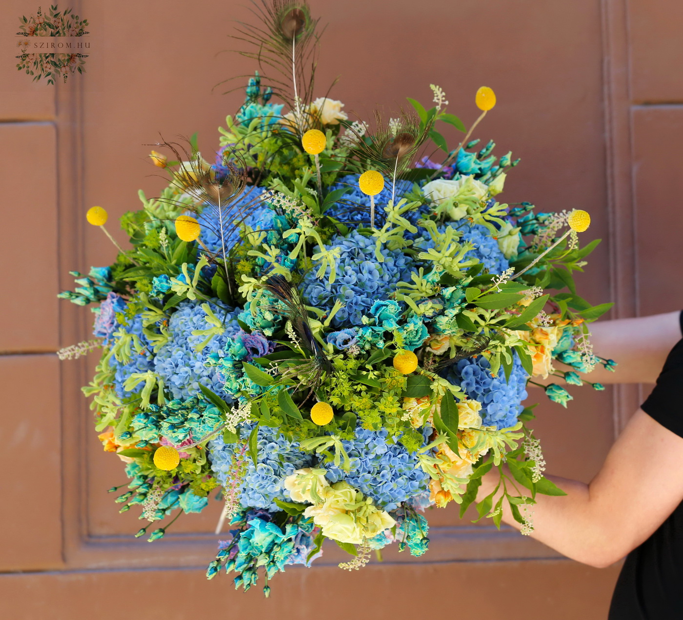 flower delivery Budapest - Blue giant luxury bouquet with peacock feathers