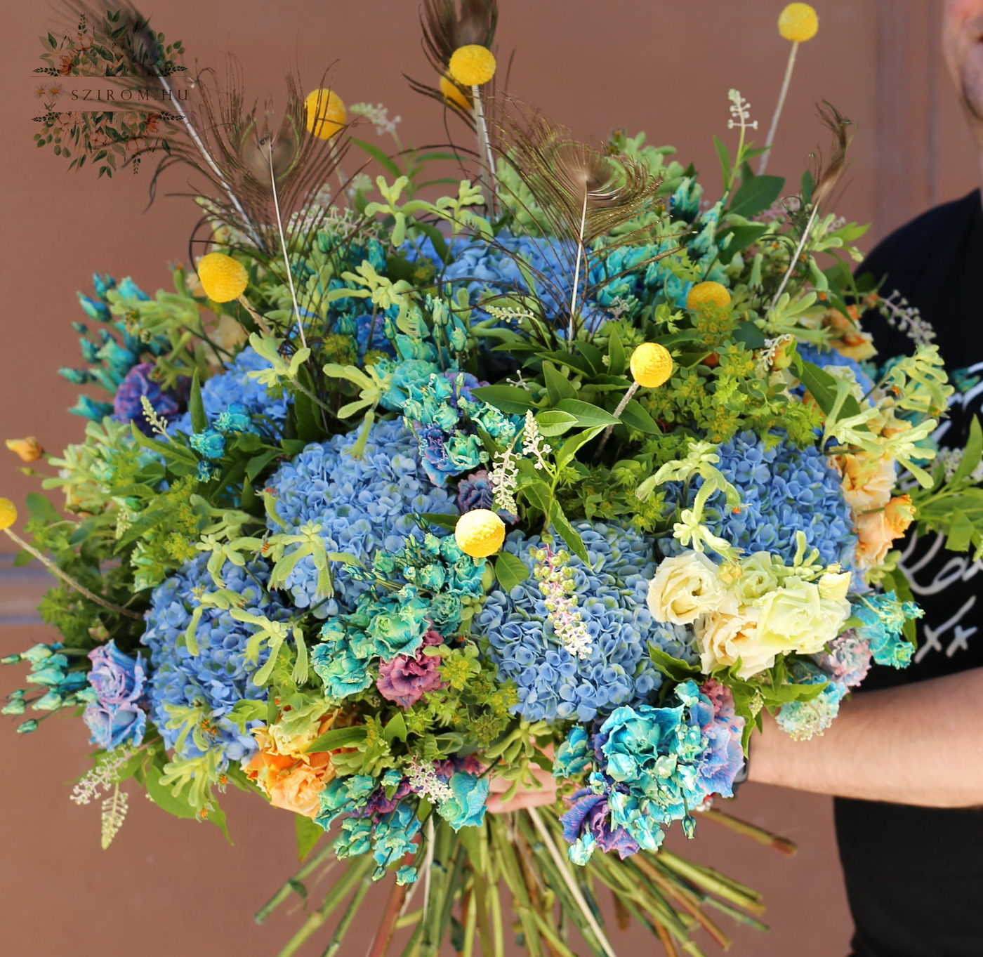 flower delivery Budapest - Blue giant luxury bouquet with peacock feathers