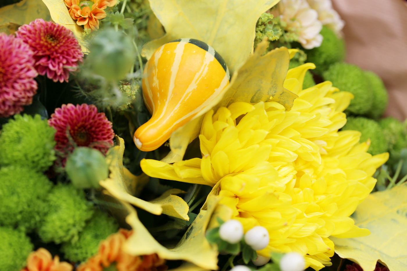 Blumenlieferung nach Budapest - Herbststrauß mit Santini, und mini Kürbis