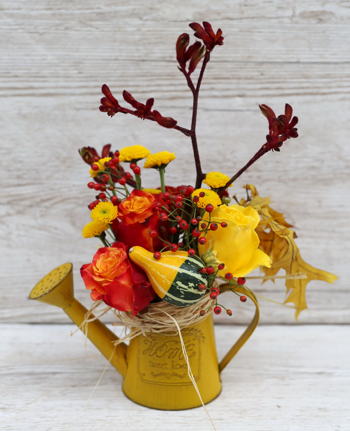 Blumenlieferung nach Budapest - Herbstliche Gießkanne mit Kürbis und Rosen