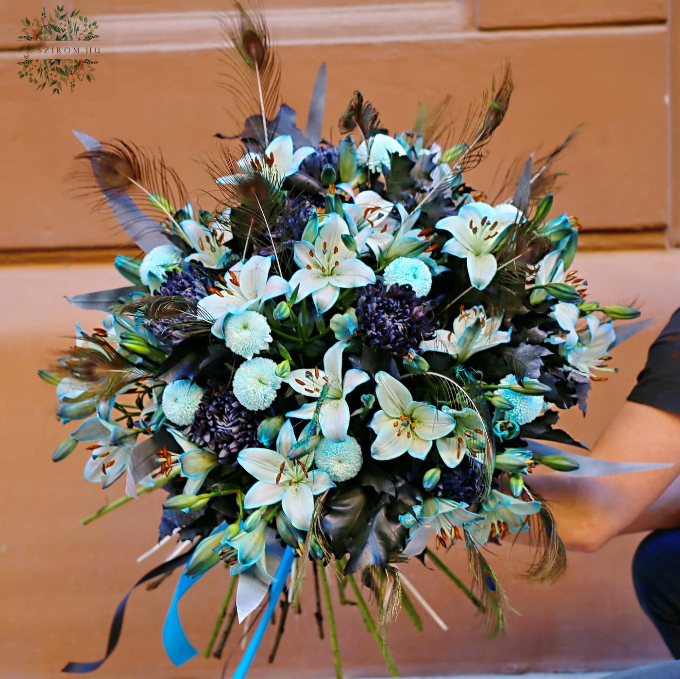 Blumenlieferung nach Budapest - Großer blaue Lilien Strauss mit Pfauenfedern