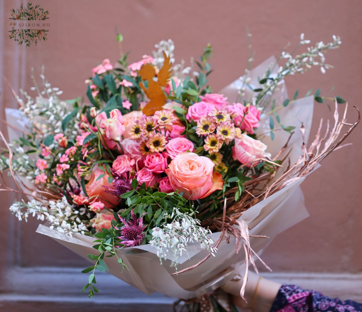 Blumenlieferung nach Budapest - pfirsichrosa Strauß mit Engel (18 Stiele)