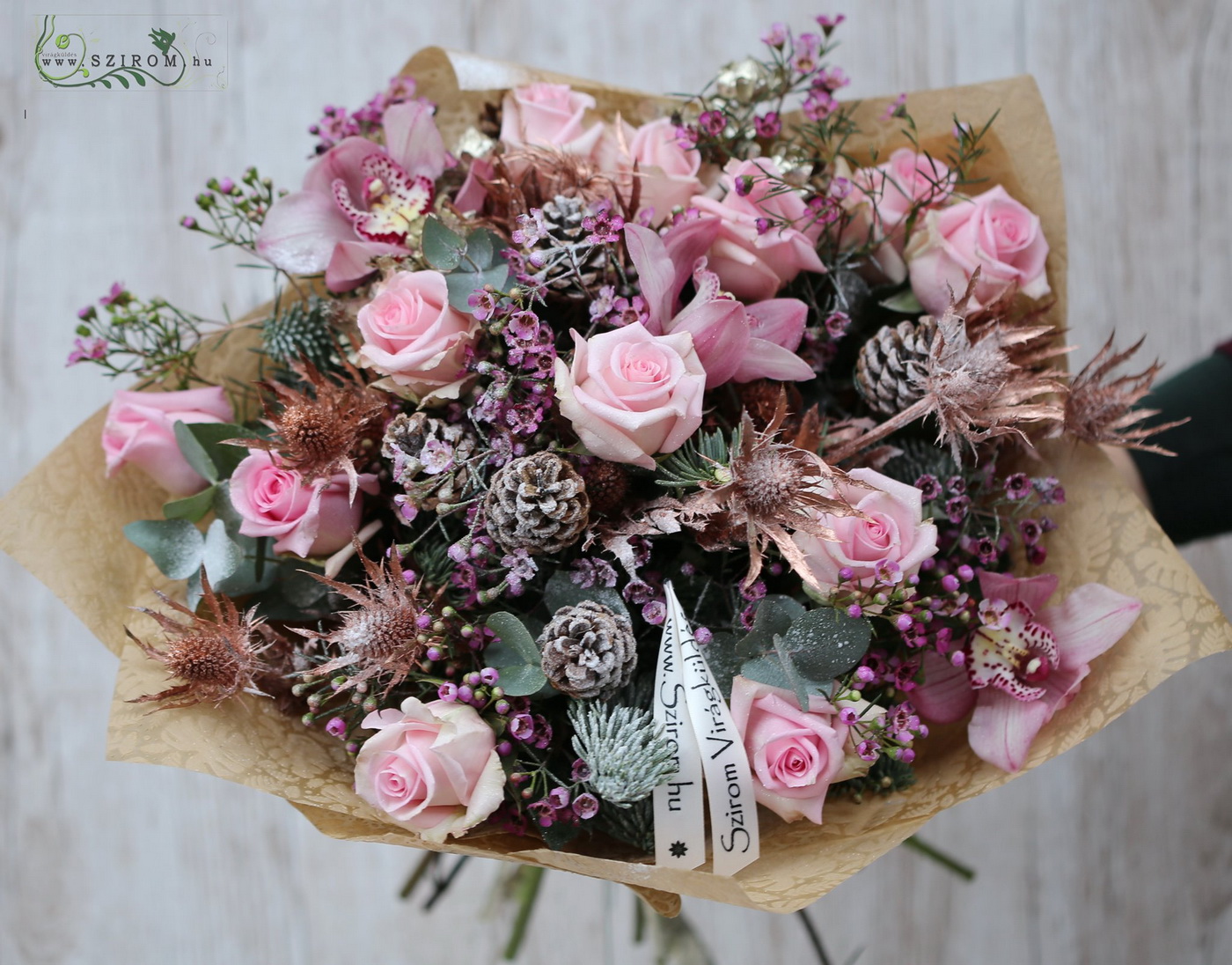 Blumenlieferung nach Budapest - pink-bronzefarbener runder Strauß mit Rosen und Orchideen und Wax (22 Stiele)