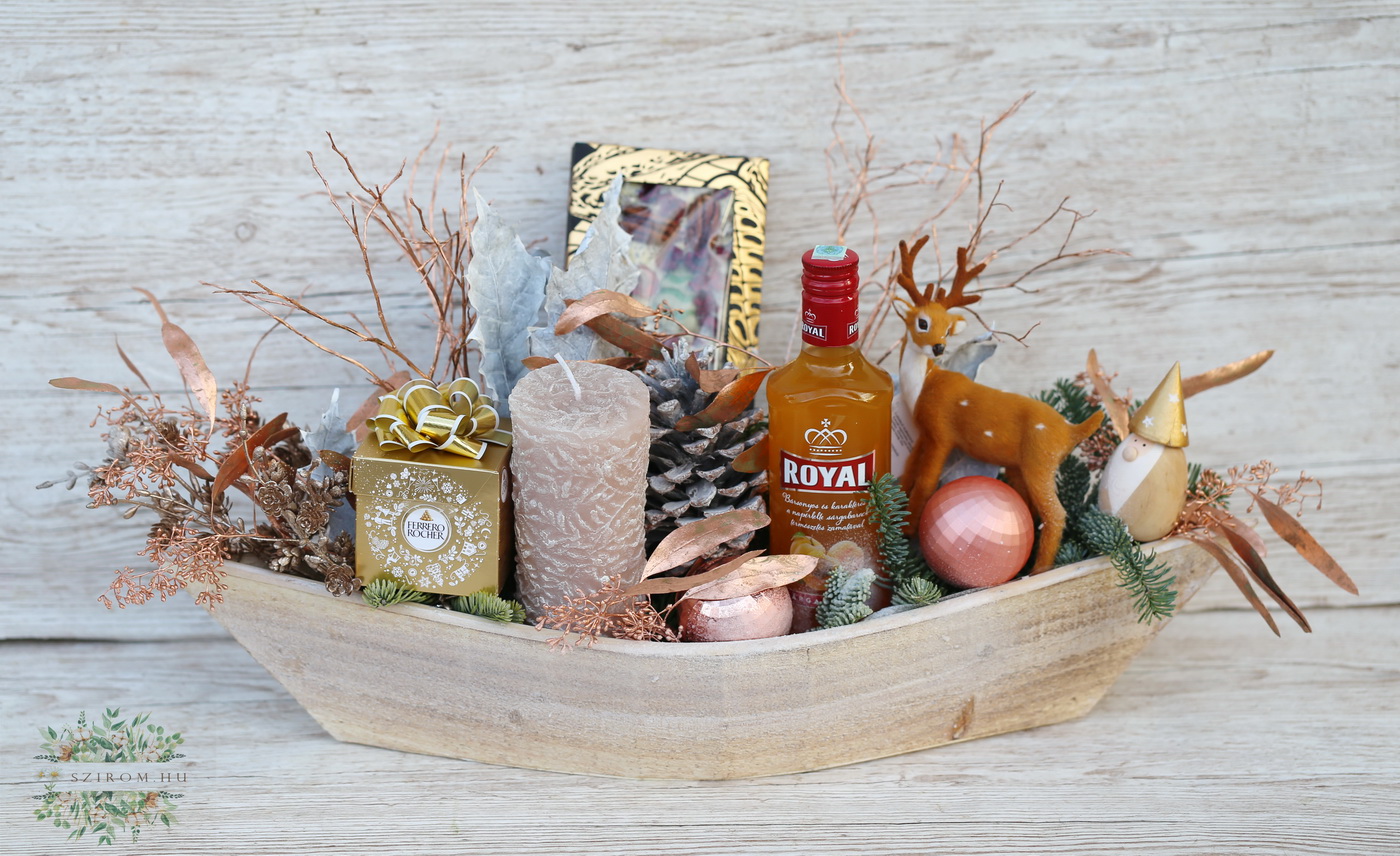 flower delivery Budapest - Christmas gift basket with deer and Royal vodka