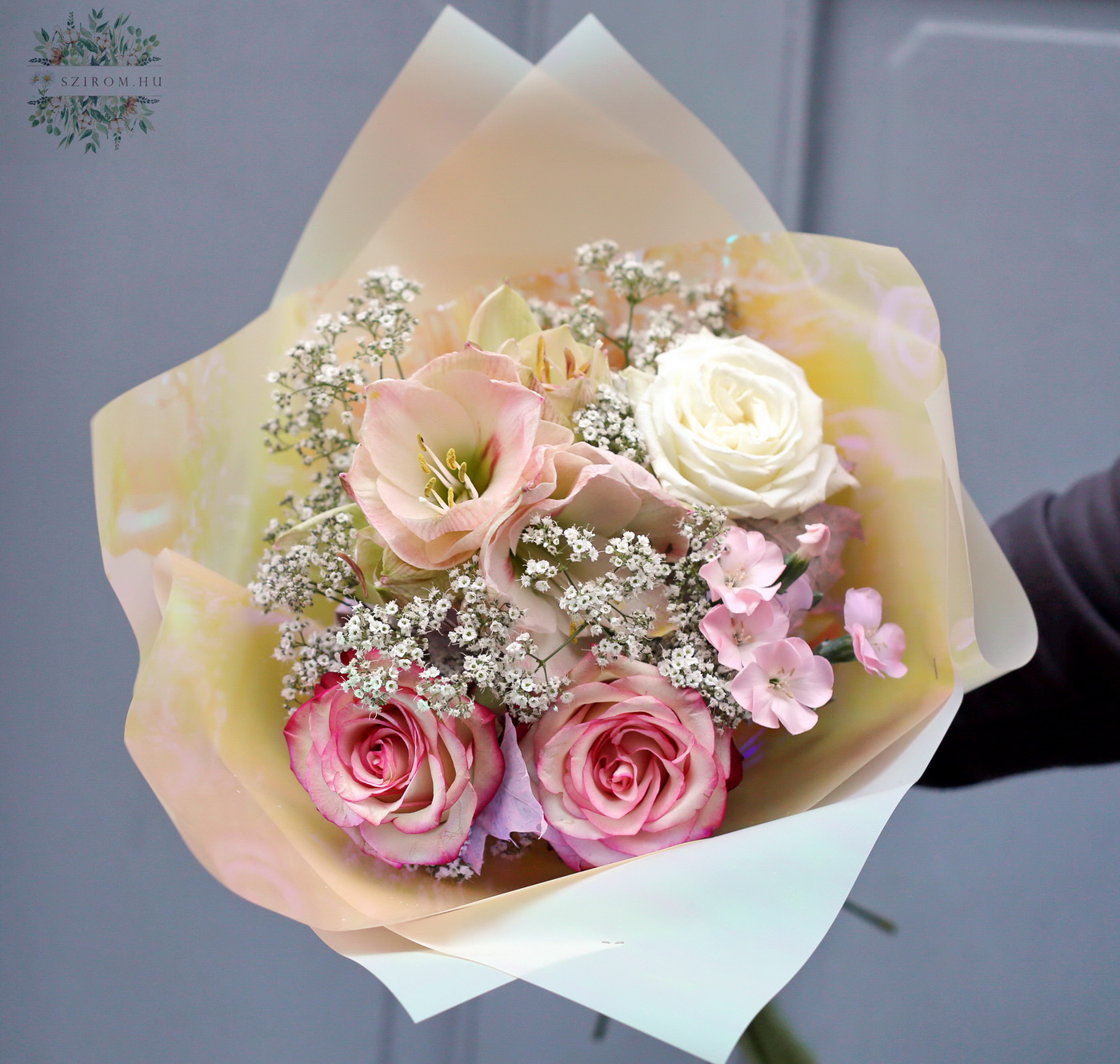 flower delivery Budapest - peach-pink rosebouquet with amaryllis