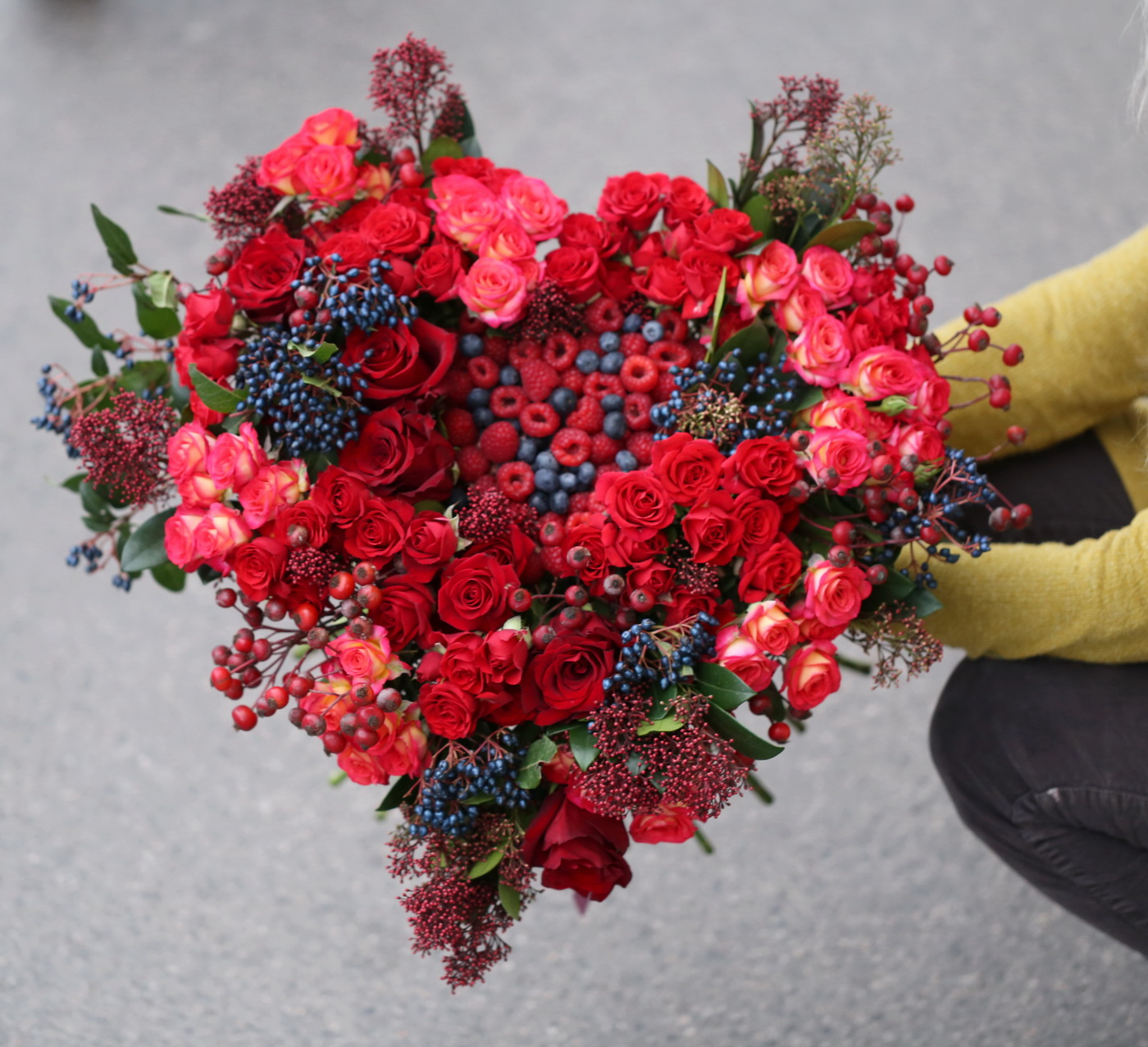 flower delivery Budapest - Giant heart bouquet with fruits