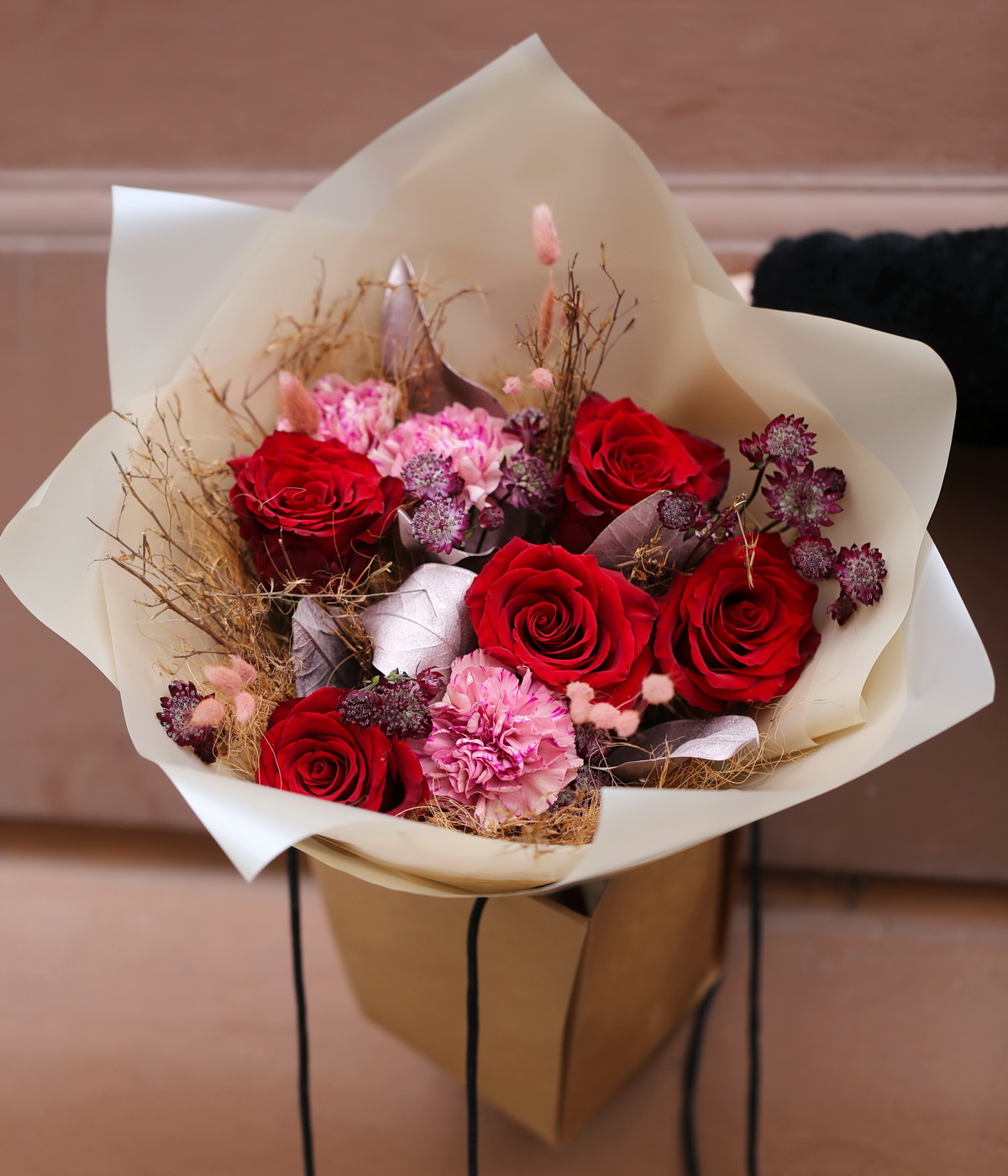 Blumenlieferung nach Budapest - Roter Rosenstrauß im Beutel mit wasser, passend zur Farbe des Jahres: Mokka-Mousse