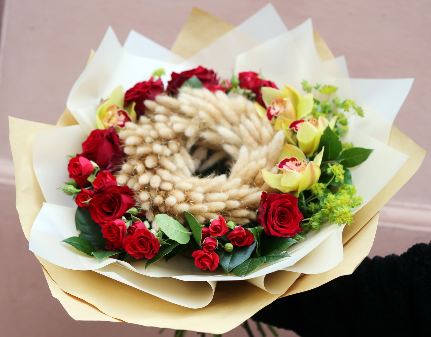 flower delivery Budapest - Ring bouquet with bunny tails, red roses, orchids