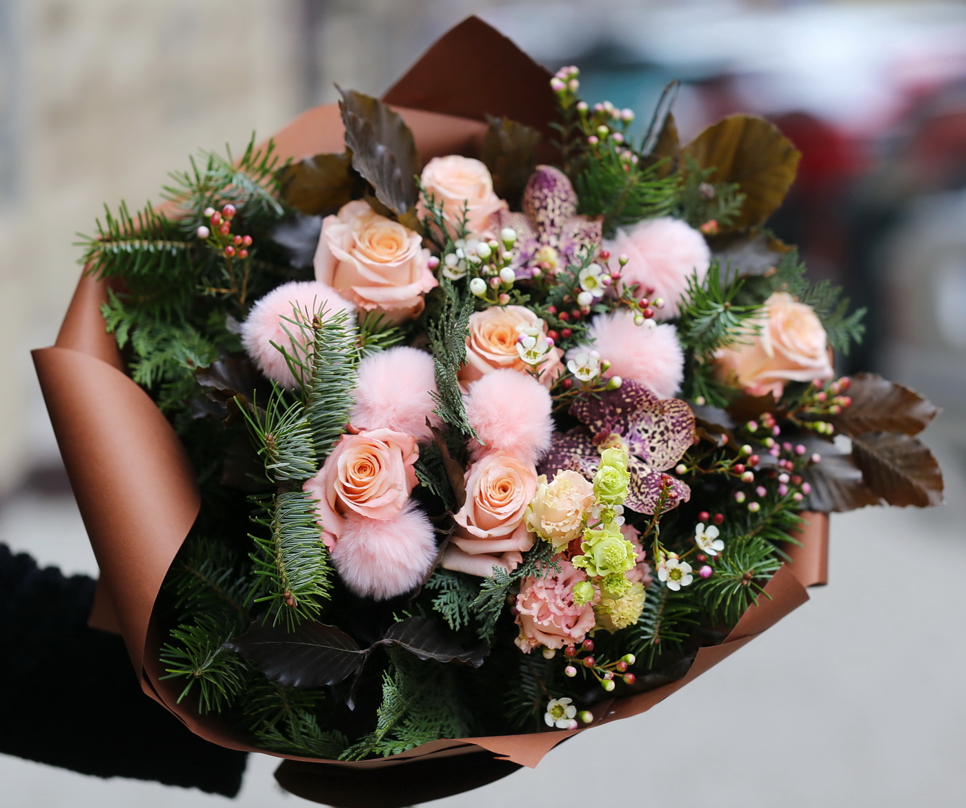 Virágküldés Budapest - Nagy télies rózsacsokor vanda orchideával, az év színe, a mocha mousse jegyében