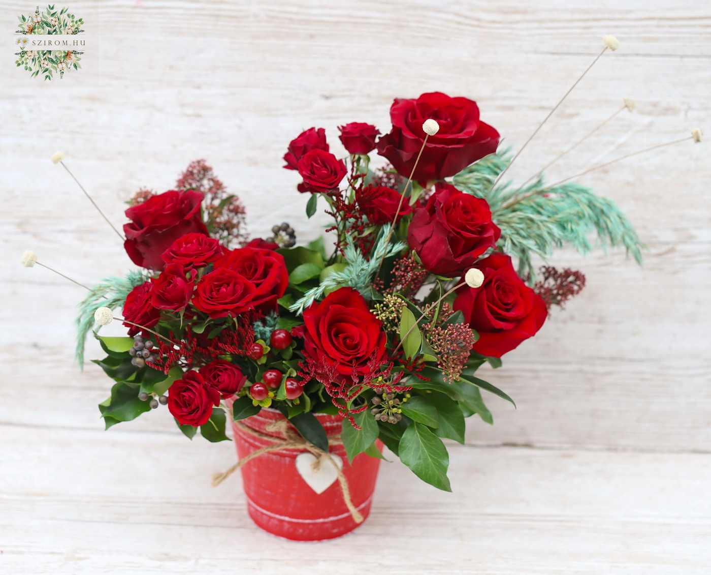 Blumenlieferung nach Budapest - Rote Rosen Halbmond Blumenschale mit kleinen Blüten (8+3 Stiele)