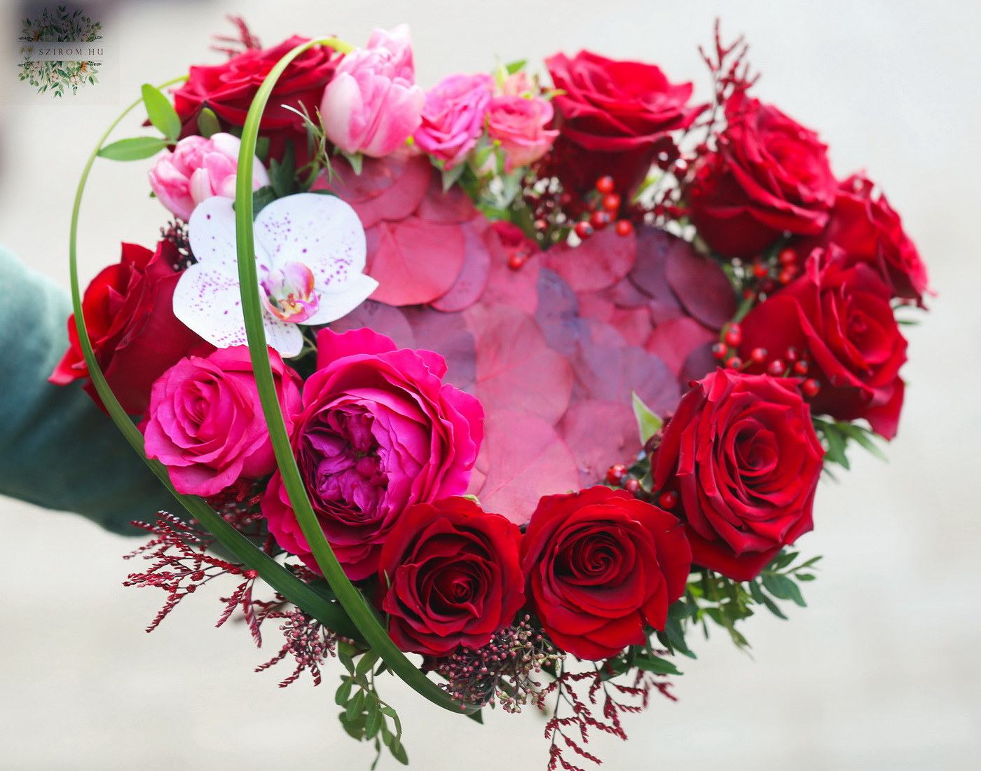 Blumenlieferung nach Budapest - Herzstrauss mit Rosen, Orchhidee, Tulpen