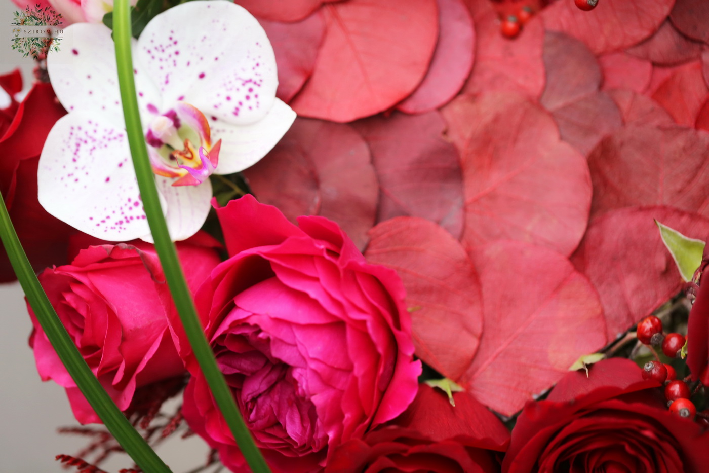 Blumenlieferung nach Budapest - Herzstrauss mit Rosen, Orchhidee, Tulpen