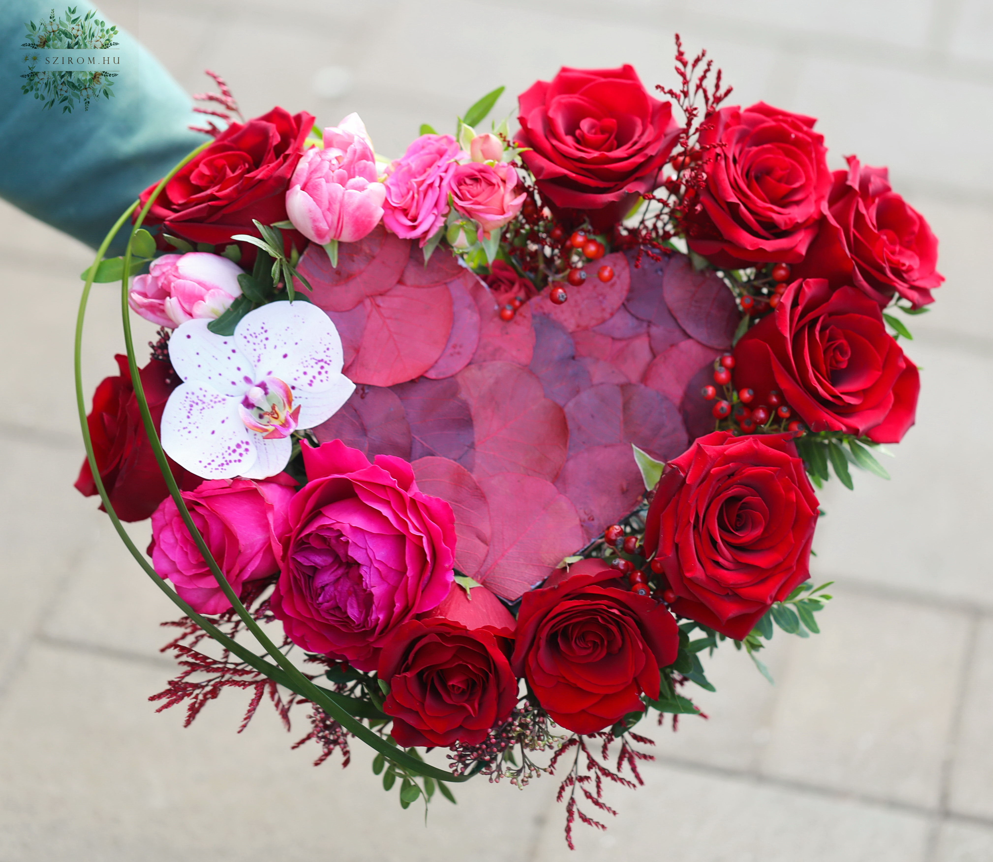 Blumenlieferung nach Budapest - Herzstrauss mit Rosen, Orchhidee, Tulpen