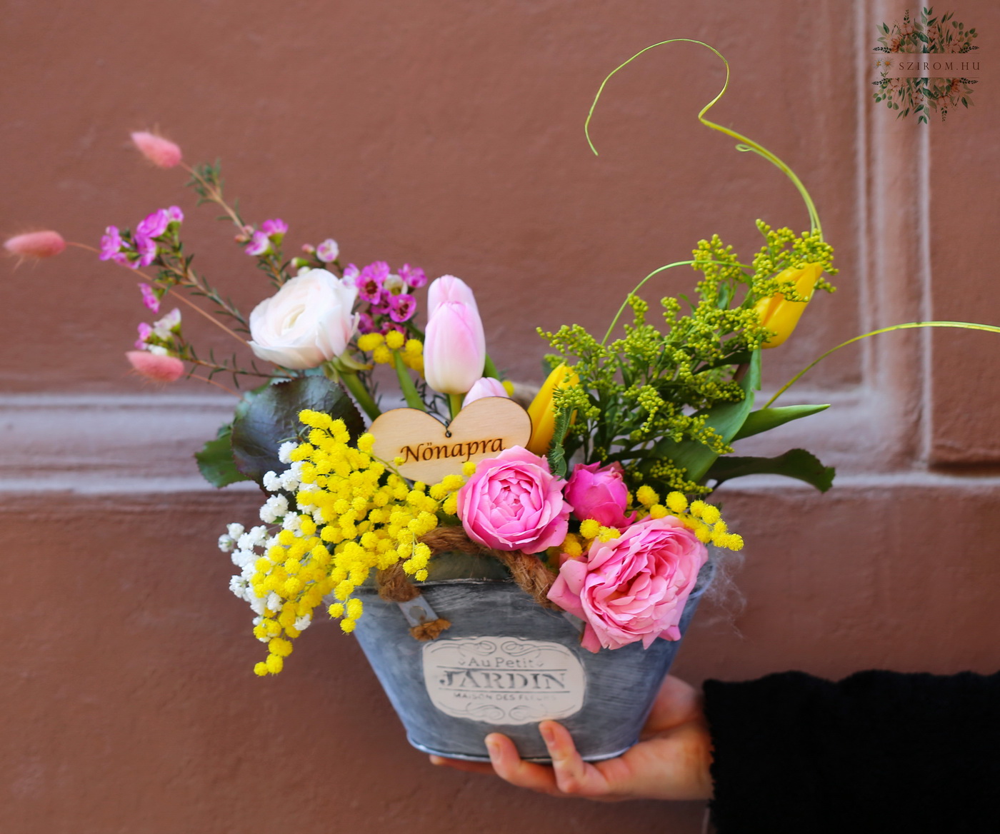 Blumenlieferung nach Budapest - Kleine Blumenschale mit Tulpen und Mimosen (10 stiele)