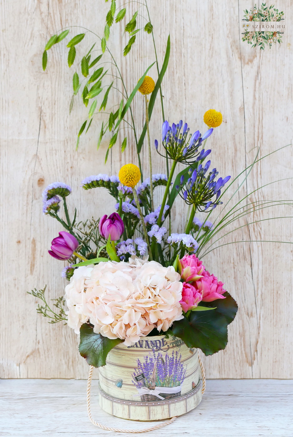 Blumenlieferung nach Budapest - Lavendel-Zylinderbox mit Hortensien und luftigen Blüten