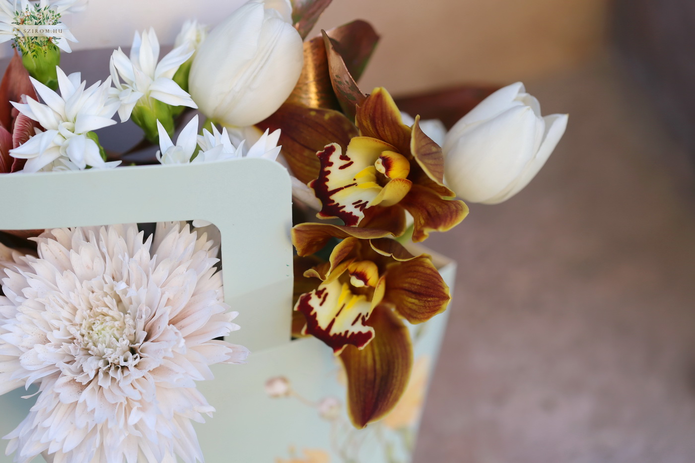 Blumenlieferung nach Budapest - Frühlingshafter, eleganter, femininer Blumenstrauß mit pastellfarbenen Blumen, Orchideen