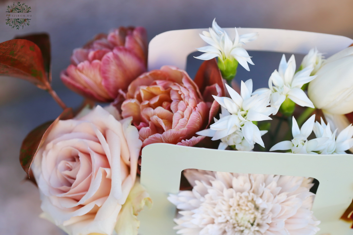 Blumenlieferung nach Budapest - Frühlingshafter, eleganter, femininer Blumenstrauß mit pastellfarbenen Blumen, Orchideen