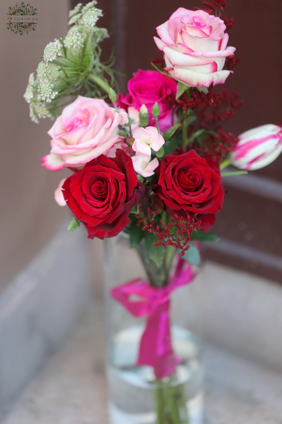 flower delivery Budapest - Small feminine rose bouquet with cylinder vase