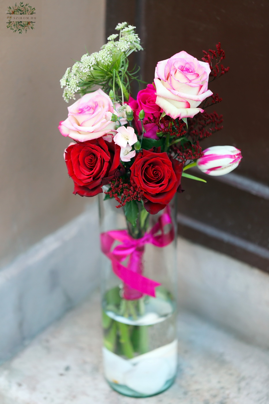 flower delivery Budapest - Small feminine rose bouquet with cylinder vase